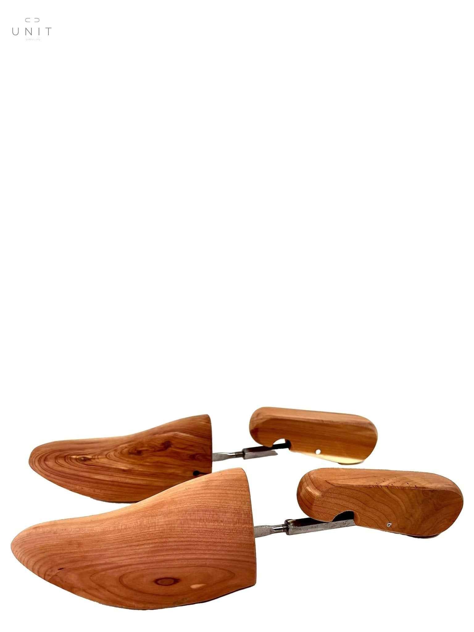 コロニル、杉の木から作られたシューツリー