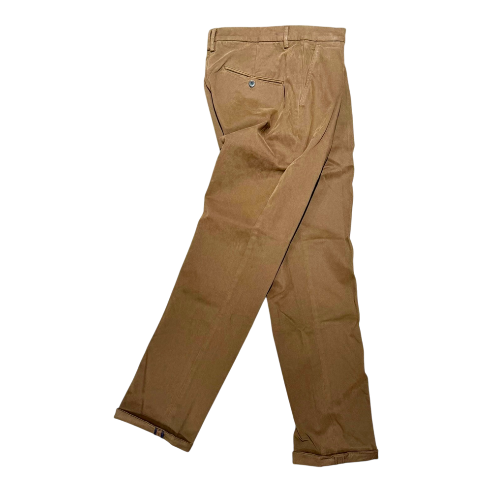 Never Laundry Chino dunkelbeige mit Bundfalte