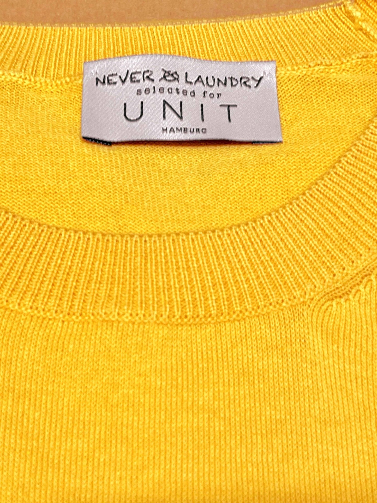 Never Laundry, Organic Cotton T-Shirt, Raglan Schulter, sonnenblumengelb - UNIT Hamburg